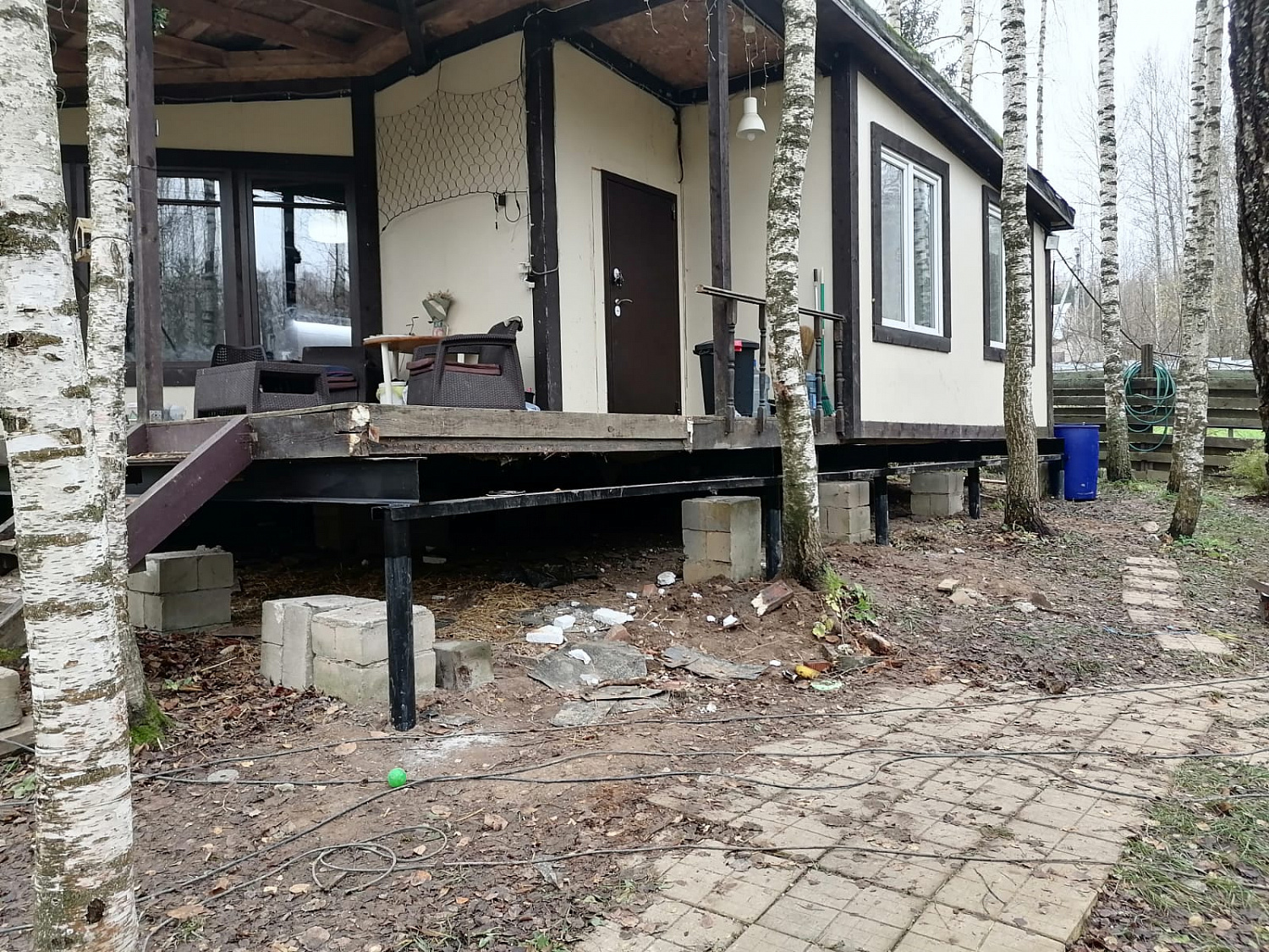 Заменили фундамент модульного дома размером 11х11м на винтовые сваи и двутавровые балки, фото До и После
